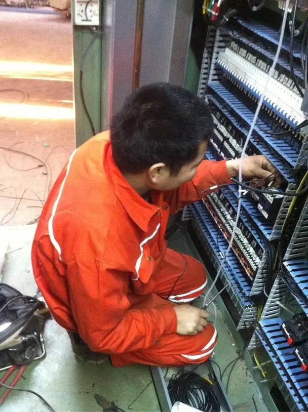 以专业焊接电气安装服务筑牢起重机行车安全之基——记老王灵巧应用技术攻克安装难题